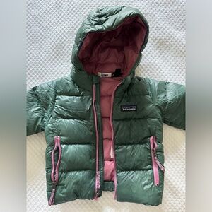 Patagonia kids Hi-Loft puffer jacket with hood - size 12m
